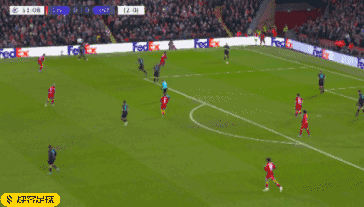 感受土超的气氛，埃德森在伊斯坦布尔德比中遭球迷投掷塑料杯