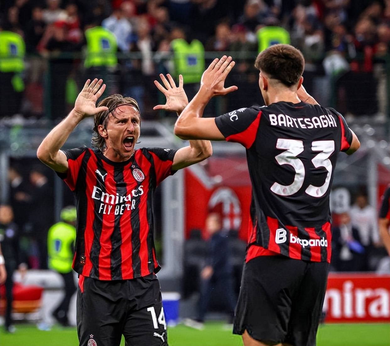 小伙高尔夫模拟器前打高尔夫，结果一杆打到消防喷淋头