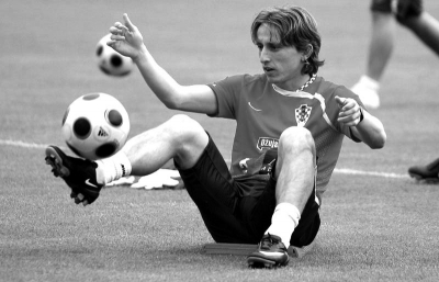 时隔27年重返世界杯正赛，苏格兰多地机场打出广告牌标语庆祝