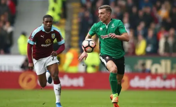 赵鸿刚因耳光大赛引发舆论，鸽武缘退位为信鸽爱好者，玄武挑战引发流量狂欢，传统武术遭网络戏谑与质疑。